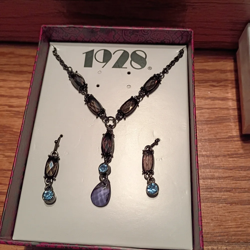 1928 Black and Blue Necklace Set - Picture 2 of 2